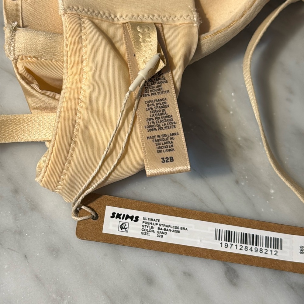 SKIMS ULTIMATE STRAPLESS PUSH-UP BRA - Picture 8 of 14